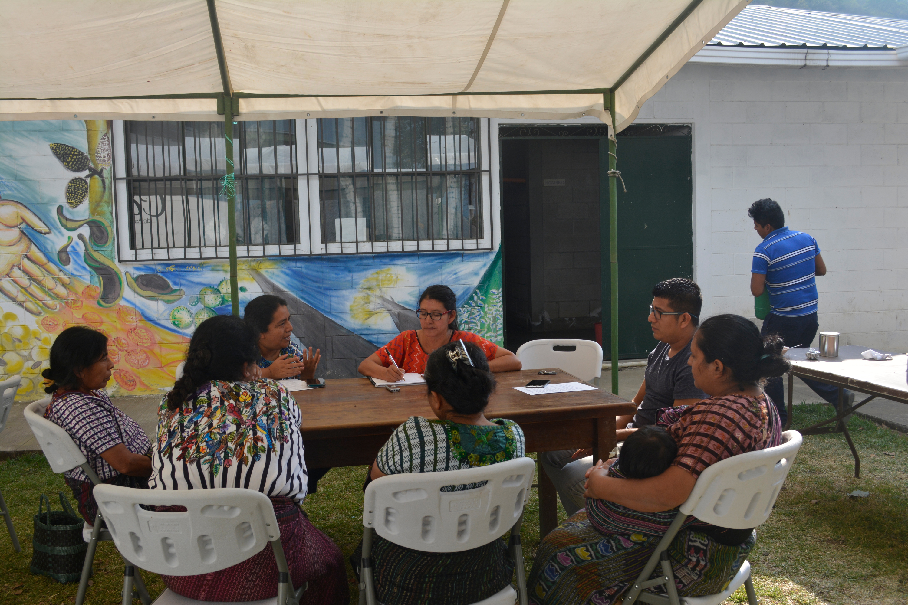 Mujeres tz’utujiles artesanas promueven la participación política en Atitlán